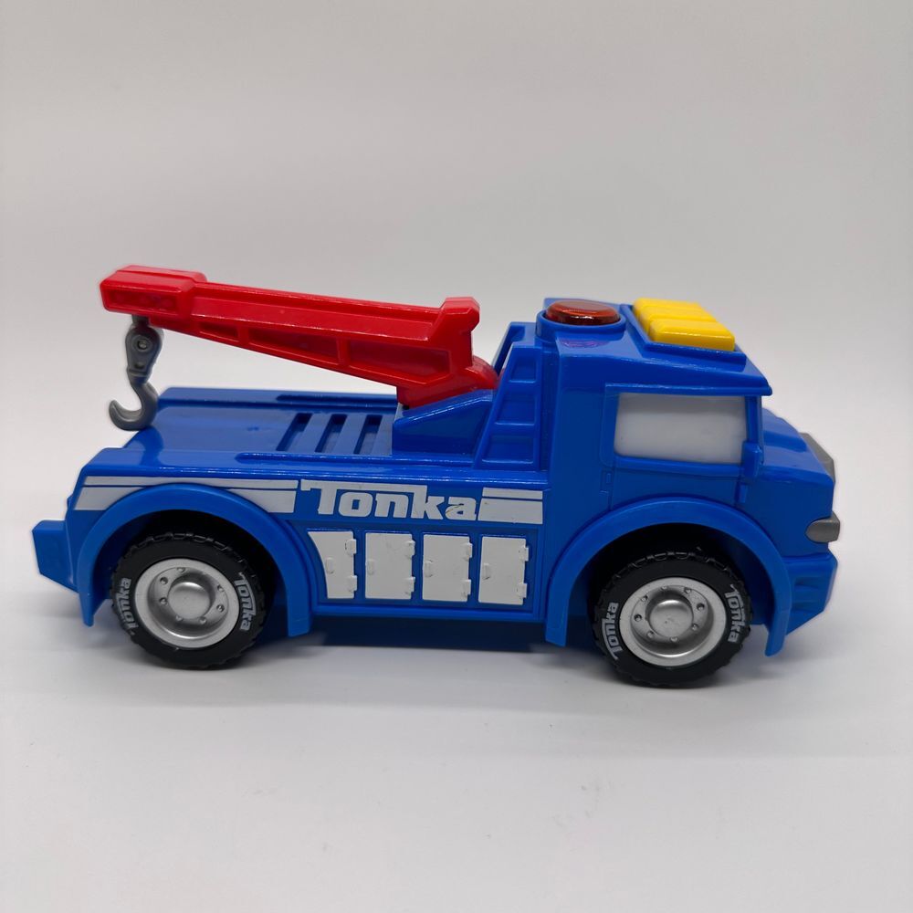 Tonka Truck Mighty Force Lights & Sounds Blue/White/Red Battery 7 in Tow Truck